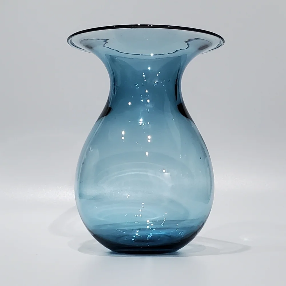 the "Shape" Vase designed by Peter Svarrer for Holmegaard in Water Blue - Picture 5 of 10